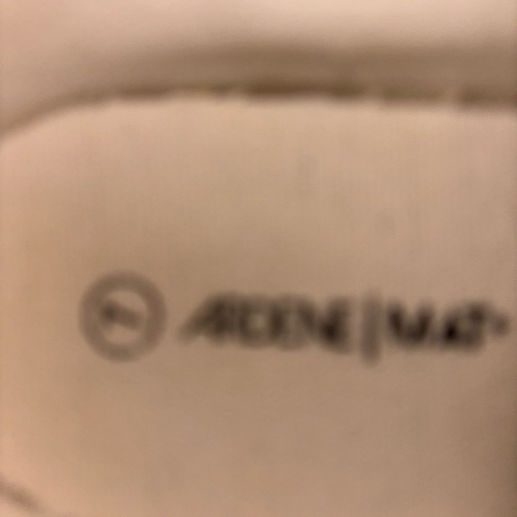 Fur shoes size 7 women’s from ardene - Picture 4 of 4